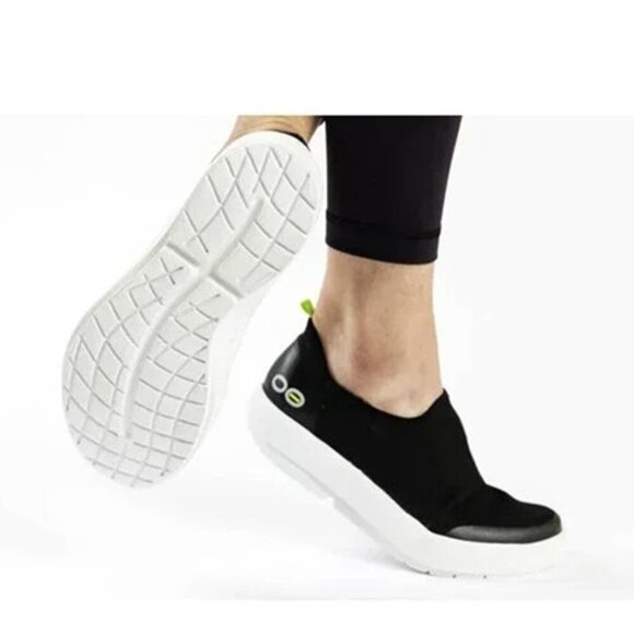 Oofos EEZEE LOW Women's Casual Slip On Black/White Sneaker Comfort Shoe - Picture 4 of 11